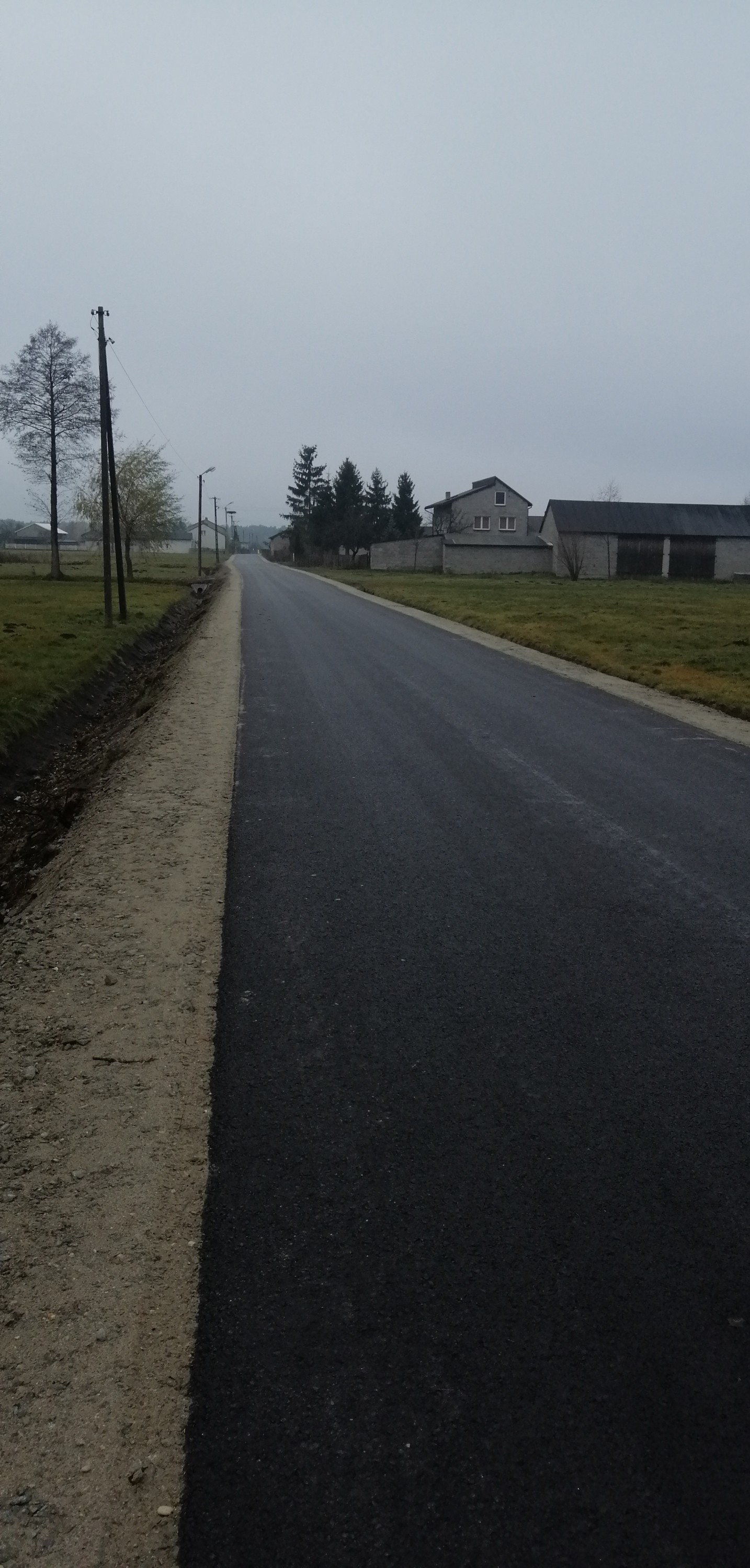 widok na drogę asfaltową